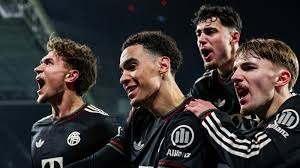 老搭档🫶詹姆斯抵达名人堂现场，与前队友波什开心握手~